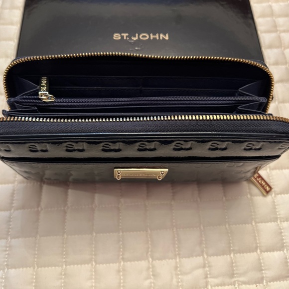 St. John Navy Blue Patent Leather Zipped Wallet 8”L x 0.75"W x 4"H like new - Picture 9 of 10